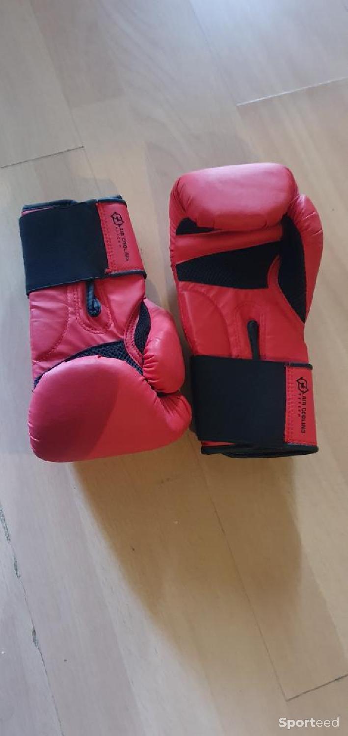 Boxe Sac de frappe Domyos Decathlon, son support, des haltères de  contre-poids pour 54 Kg, des gants de boxe et des mitaines de boxe  d'occasion : Equipements