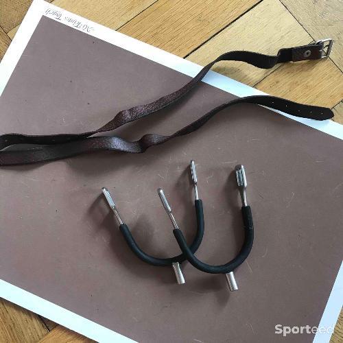 éperon + lanières en cuirs