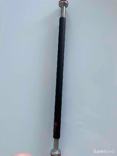 Barre de traction pour porte réglable 