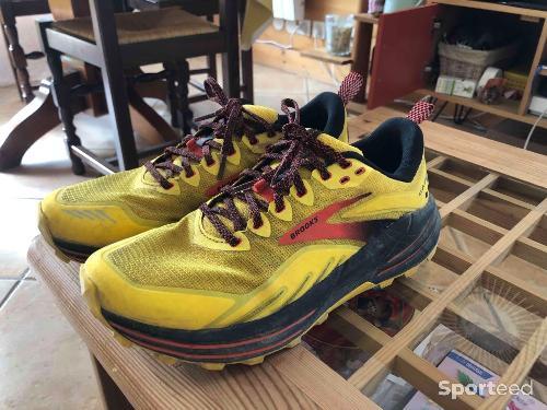 Chaussures de trail Brooks Cascadia 16 comme neuves.