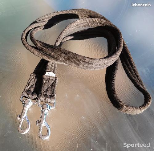 Rênes plates matelassées noires