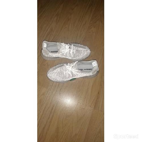 Course à pied route - Adidas Yeezy boost 350 v2 static reflective blanche - photo 6