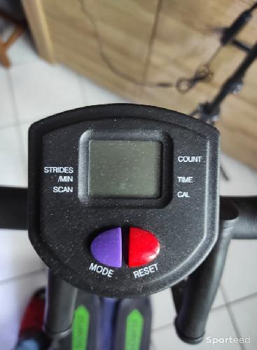 Fitness / Cardio training - Mini stepper avec guidon, extenseurs, compteur électronique et tapis antidérapant noir et vert neuf  - photo 5