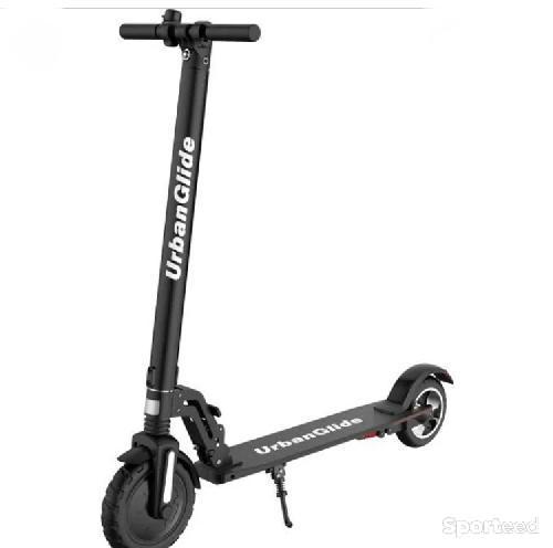 Trottinette électrique avec garde boue et languette accélérateur 