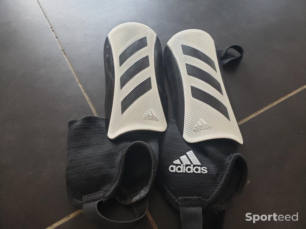 Football - Baskets crampons foot et protèges tibia  - photo 5