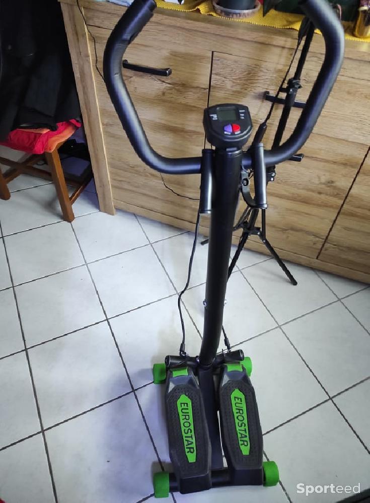 Fitness / Cardio training - Mini stepper avec guidon, extenseurs, compteur électronique et tapis antidérapant noir et vert neuf  - photo 1