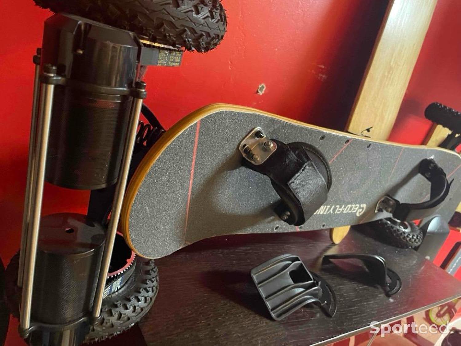 Un skateboard électrique tout-terrain roulant jusqu'à 48 km/h