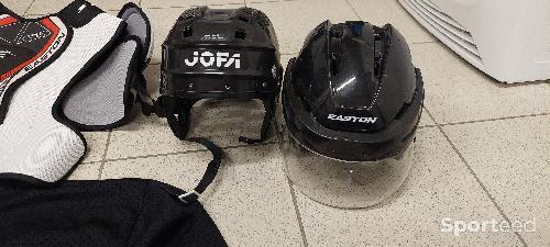 2 casques de hockey sur glace