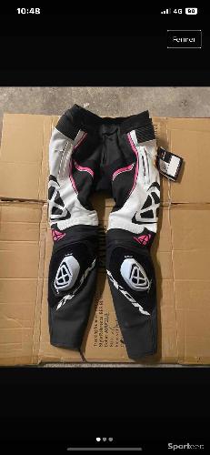 Pantalon moto cuir femme Ixon NEUF avec étiquette taille 48 - Équipement  moto