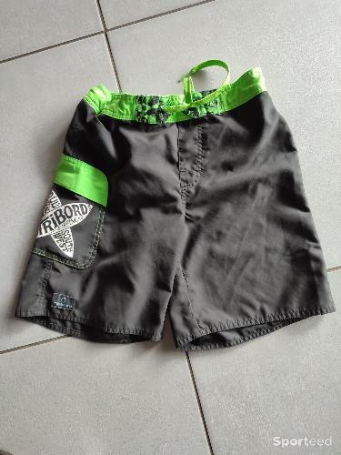 Maillot short gris foncé et vert