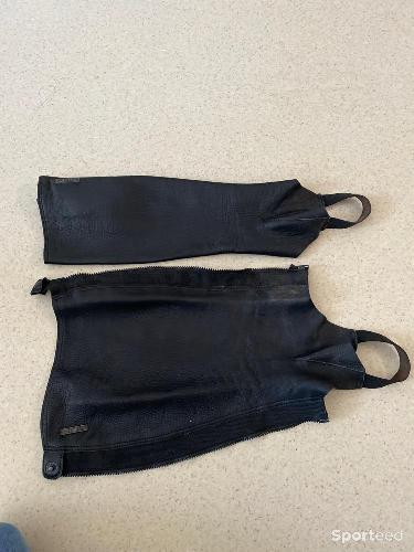 mini chaps en cuir noires