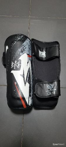 Protéges tibias metal boxe