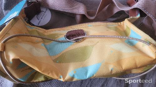 Sac à main Po Campo modèle Pilsen Bungee - Neuf avec étiquette, mais présente des défauts (tache). Prix de vente : 10 euros.