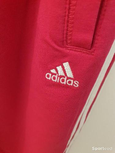 Sportswear - Pantacourt sport adidas framboise et blanc taille M  - photo 5