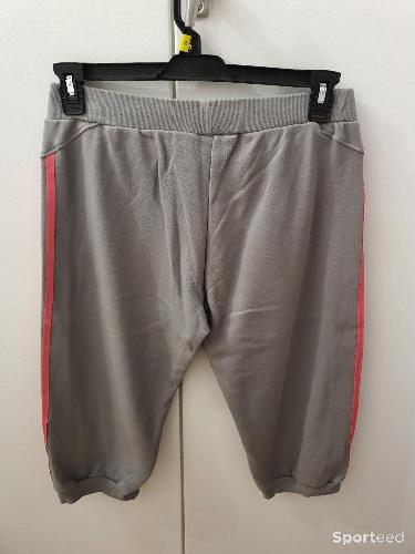 Sportswear - Pantacourt sport adidas gris et rose taille M  - photo 5