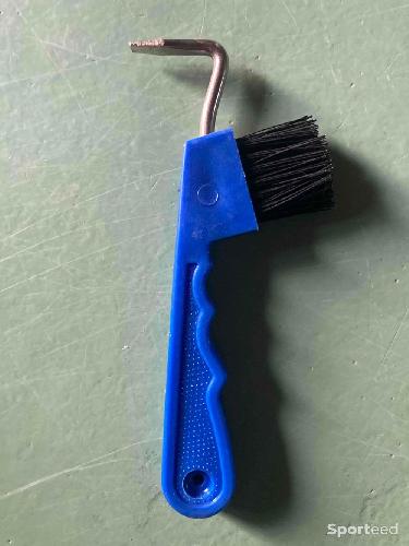 Cure pied / brosse bleu