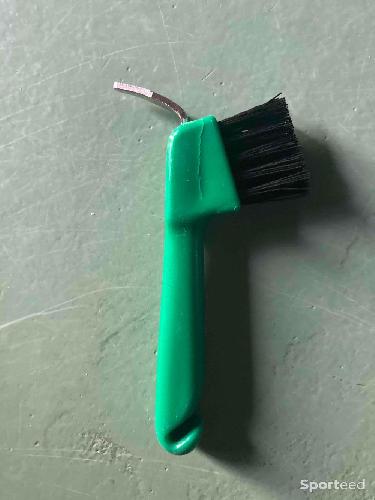 Cure pied / brosse vert