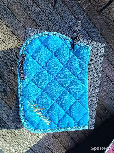 Tapis cdg horse équipement bleu marqué Anaïs 