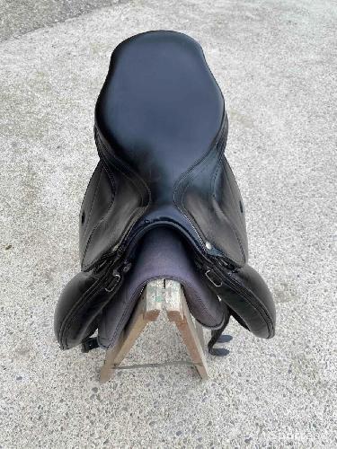 Equitation - Vends selle de dressage Forestier modèle Saumur taille 17,5 noire - photo 6