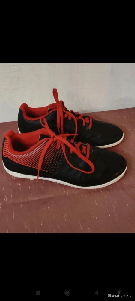 Football - Chaussure de football terrain sec kipsta agility 100 FG noir et rouge T.34 - photo 2