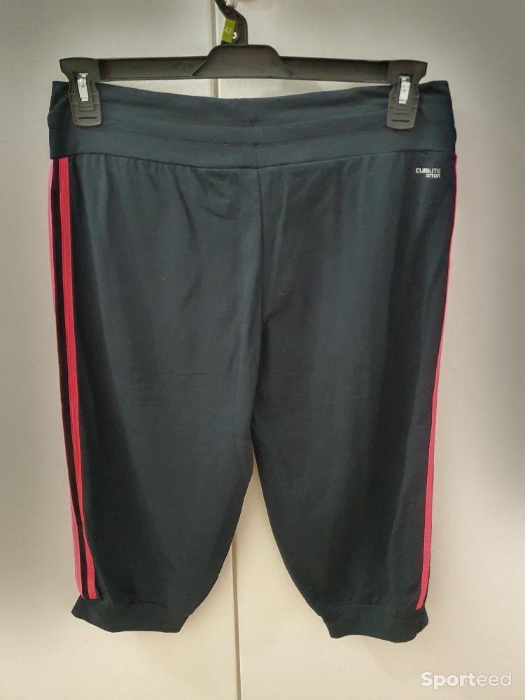 Sportswear - Pantacourt de sport noir et rose Adidas taille M - photo 2