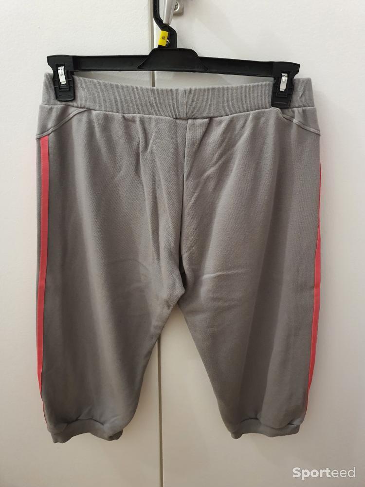 Sportswear - Pantacourt sport adidas gris et rose taille M  - photo 2