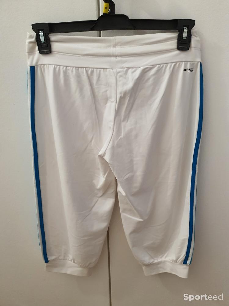 Sportswear - Pantacourt sport adidas blanc et bleu taille S - photo 2