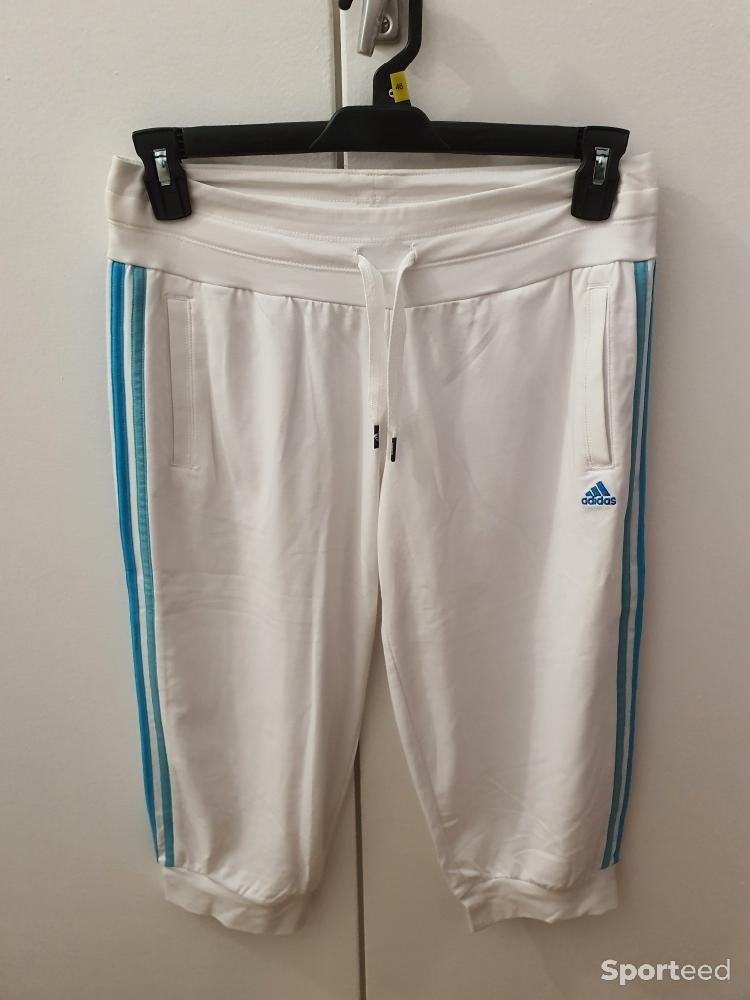 Sportswear - Pantacourt sport adidas blanc et bleu taille S - photo 1