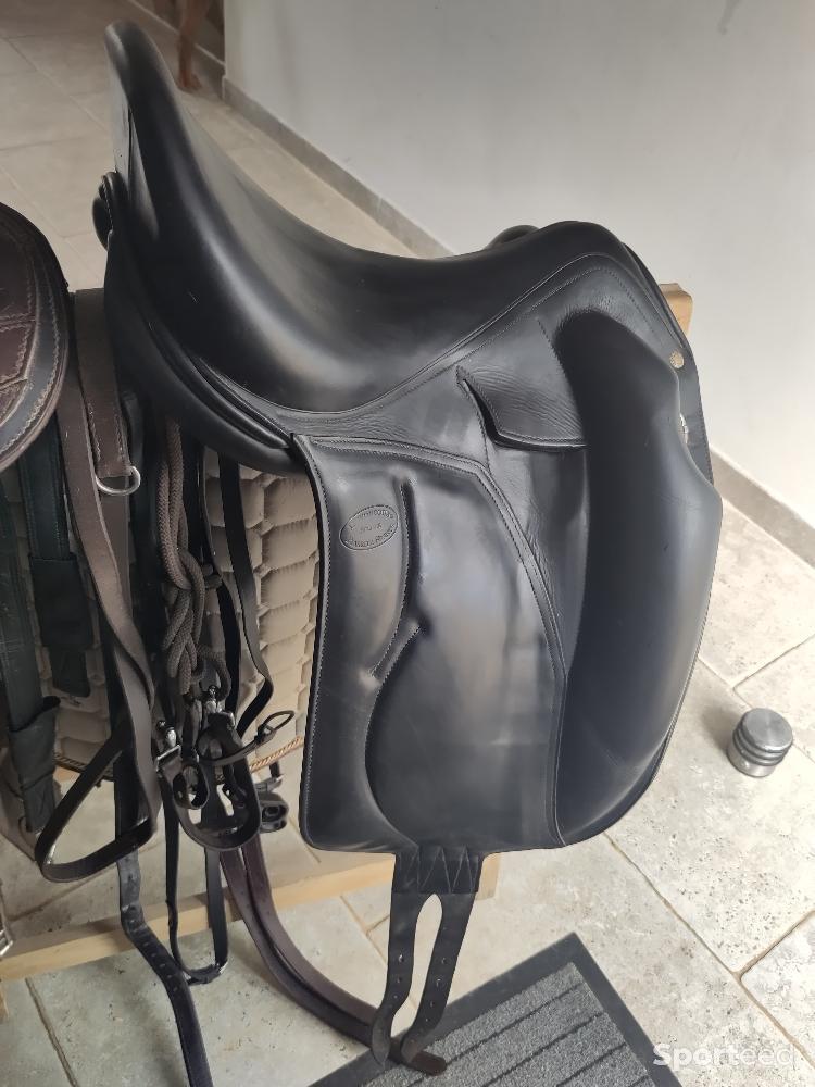 Equitation - Selle dressage Mendia 17' noire excellent état  - photo 1