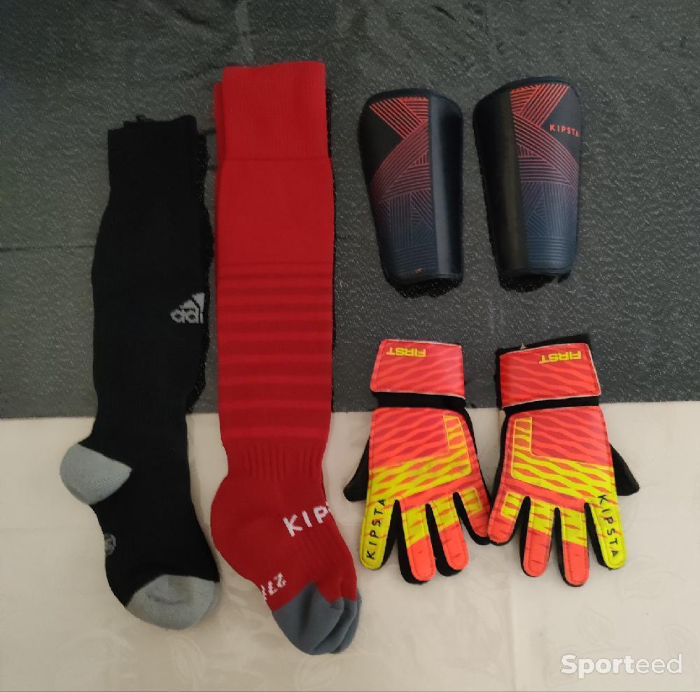 Football - Chaussette 27/30, protège tibia, gants but  - photo 1