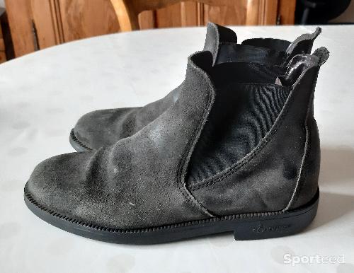 Equitation - Bottines équitation ESSENSOLE T 36. Cuir un peu usé, parties élastiques légèrement effilochée  sur le dessus , semelle intérieure usée vers l'arrière du talon. - photo 6