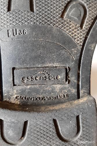 Equitation - Bottines équitation ESSENSOLE T 36. Cuir un peu usé, parties élastiques légèrement effilochée  sur le dessus , semelle intérieure usée vers l'arrière du talon. - photo 6