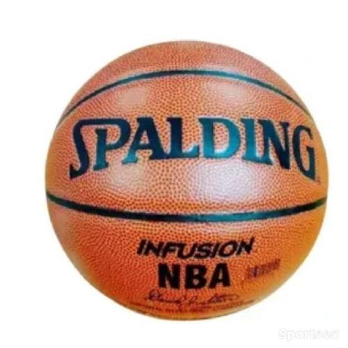 Ballon basket Spalding Infusion T7 (avec pompe intégrée)