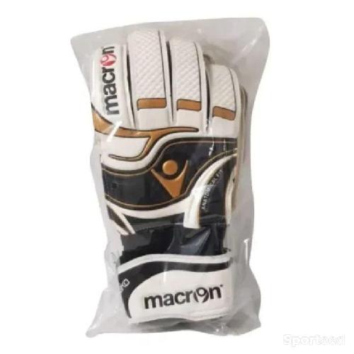 Gants de football Macron Mako