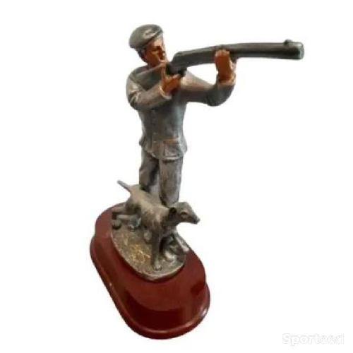 Trophée résine de chasseur avec son chien
