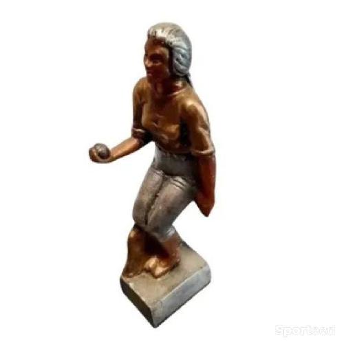 Trophé résine de joueuse de pétanque