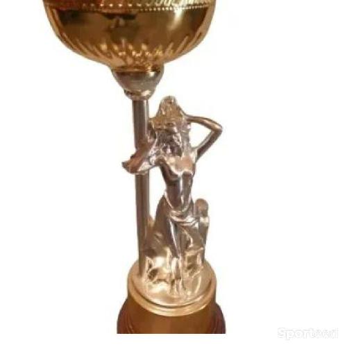 Trophées avec statue en métal de 50cm