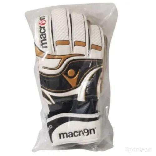 Gants de football Macron Mako