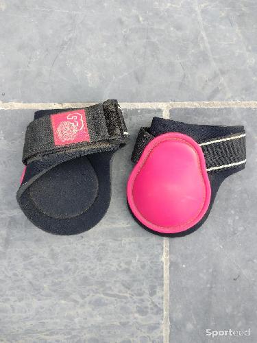 Guêtres arrières rose pour poneys 