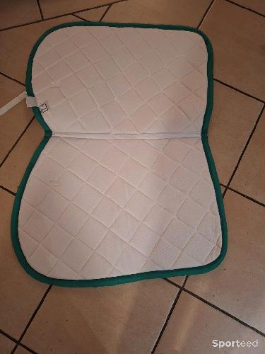 Equitation - Tapis de selle blanc liseré vert  - photo 3