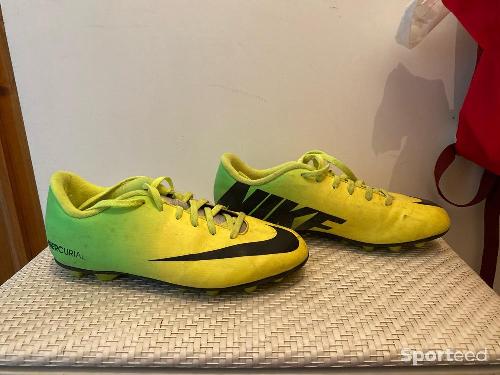 Chaussure foot crampons moulés