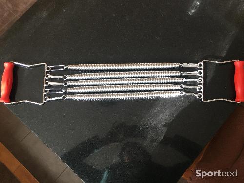 Extenseur de poitrine Fitness en métal avec 5 ressorts en acier. Accessoire de musculation.