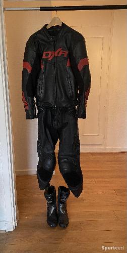 Combinaison moto en cuir avec bottes