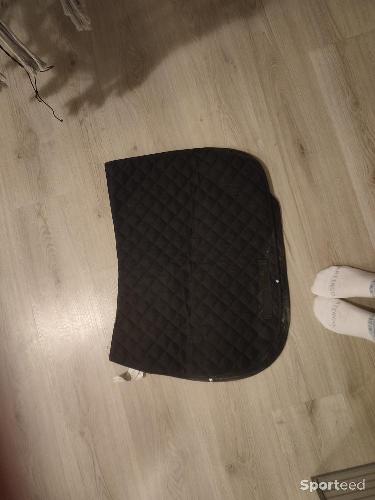 Tapis noir taille poney