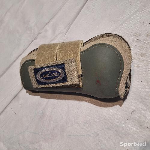 Guêtres lamicell vertes taille cheval, animée sur les contours du mousse intérieur