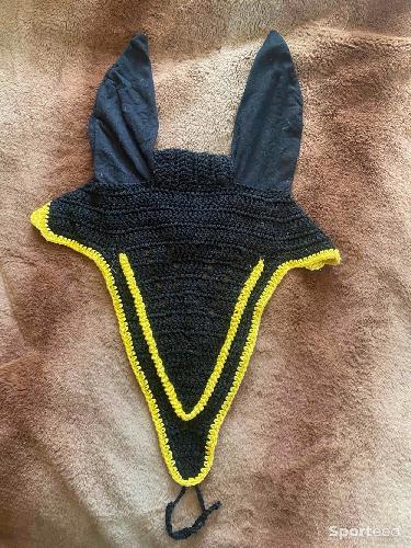 Bonnet noir et jaune cheval