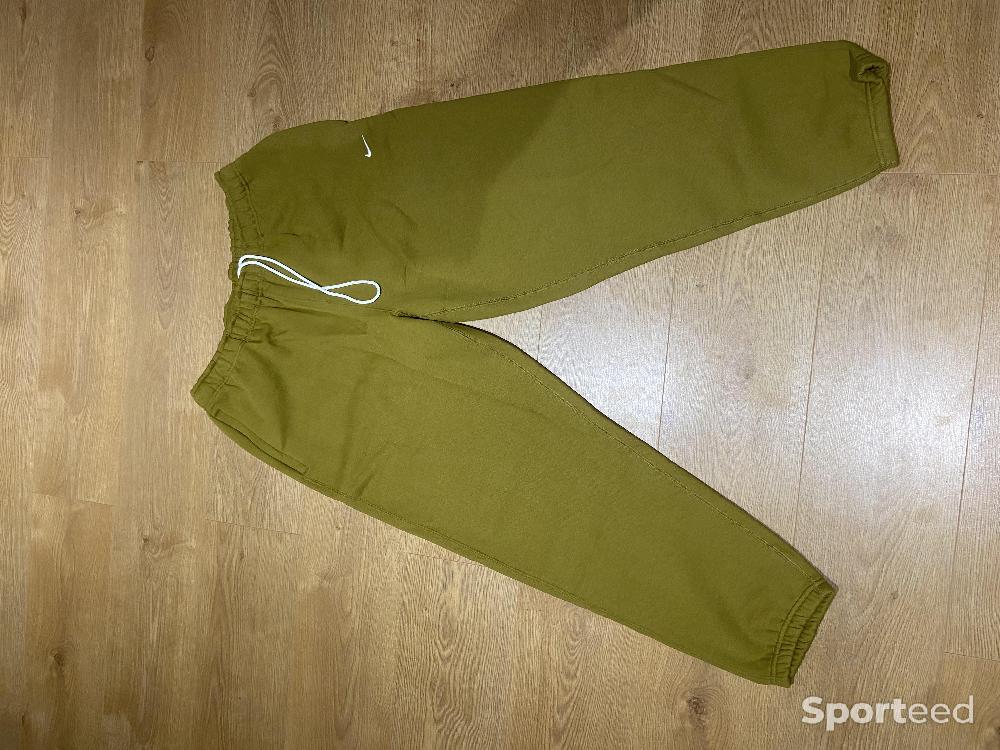 Sportswear - Jogging Nike Fleece Solo Swoosh vert militaire taille L - photo 2