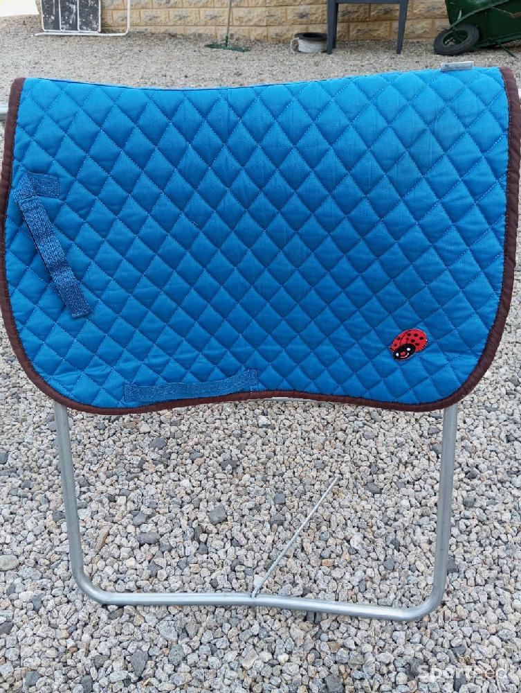 Equitation - Tapis de selle poney et cob bleu électrique bordure marron customisé avec une coccinelle de chaque côté  - photo 4