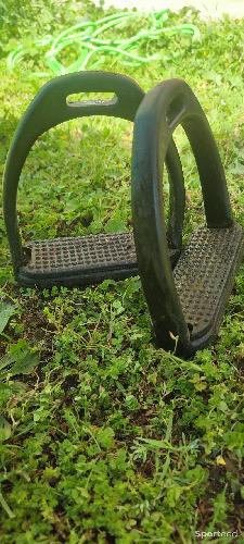 Étriers plastique noir