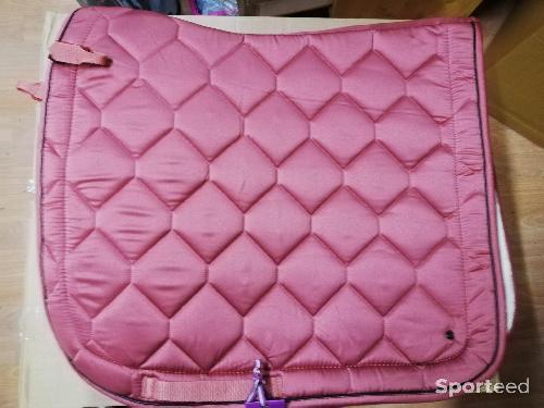 Equitation - Tapis de selle QHP classy vieux rose DRESSAGE, NEUF - photo 3